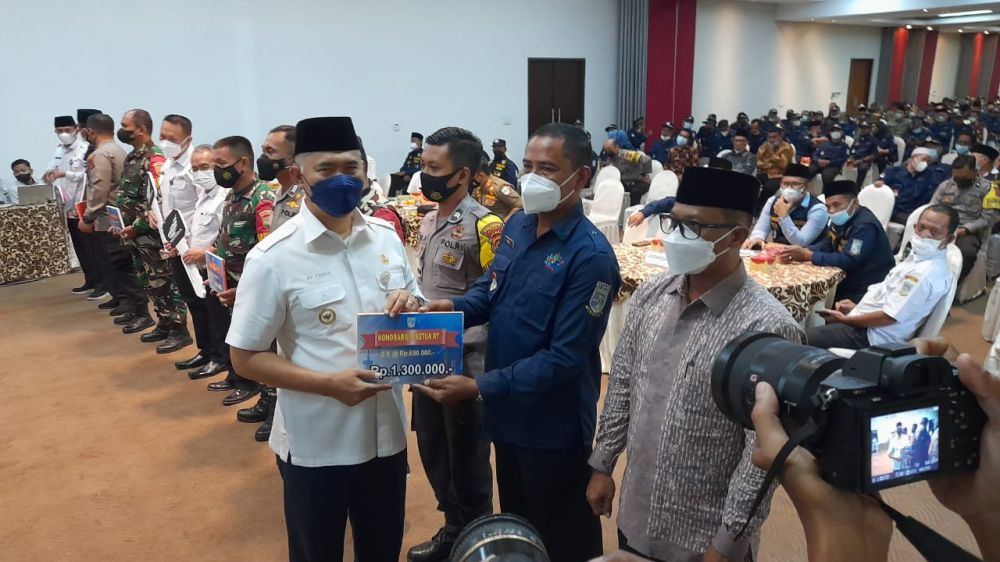 Wali Kota Jambi Fasha Serahkan Honor RT Triwulan Pertama