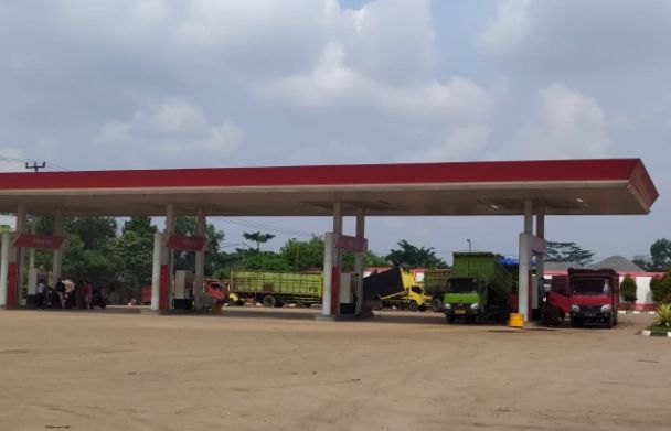 Jelang Tinjauan Dirut Pertamina Nicke Widyawati, Kendaraan di SPBU Jalan Lingkar Timur Mengular