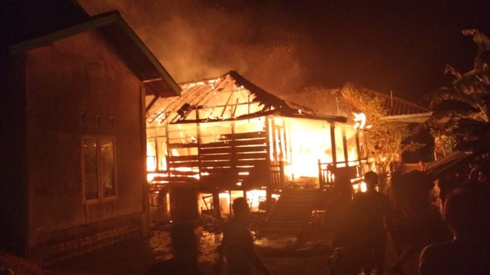 Breaking News!! Rumah Warga Pulau Kayu Aro, Muarojambi Terbakar