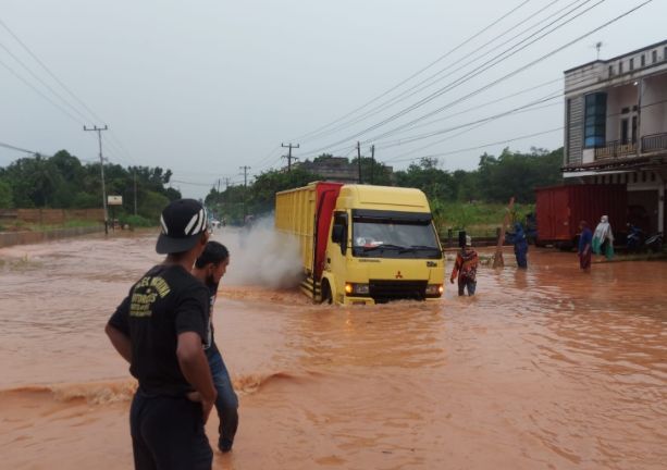 Jalan Nasional di Pall 14 Muarojambi Sering Banjir, Kades Pondok Meja Beber Penyebabnya
