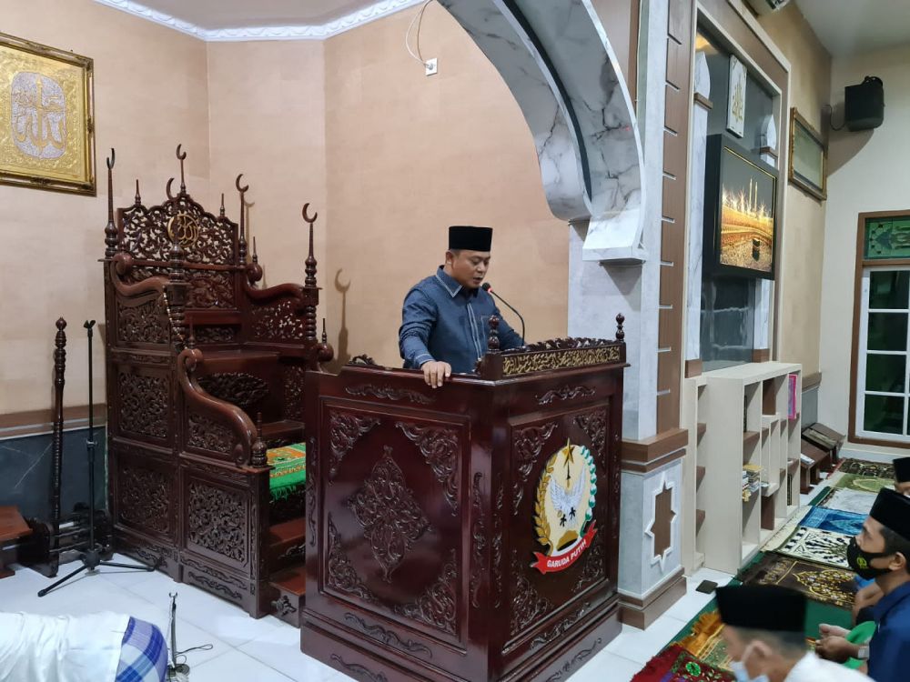 Salat Tarawih Pertama di Masjid At Taqwa, Danrem 042/Gapu Ingatkan Jamaah Tetap Patuhi Prokes