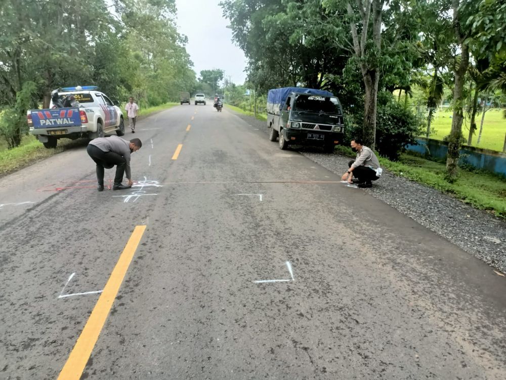 Tertabrak L300, Pemotor Terpental Hingga Luka-luka di Geragai Tanjab Timur 