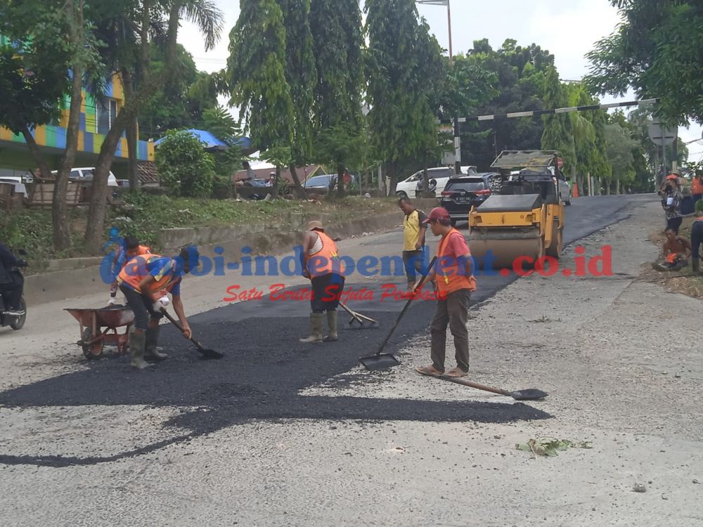 Jelang Kedatangan Presiden, Jalan Rusak di Pasar Angso Duo Langsung Diaspal