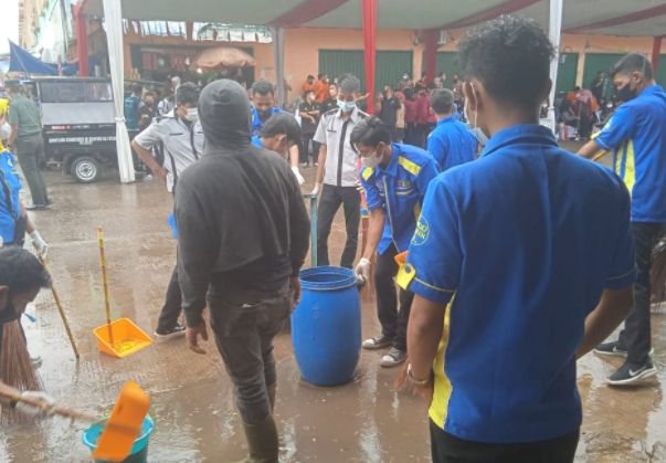 Sambut Kedatangan Jokowi, Petugas Langsung Sapu Bersih Genangan Air di Pasar Angso Duo