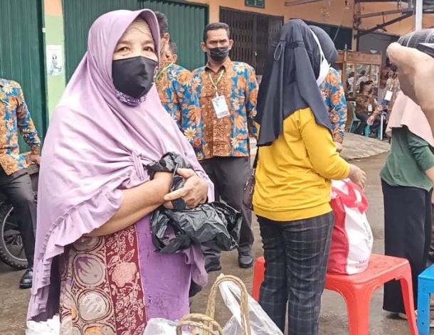 Tinjau Pasar Angso Duo dan Temui Pedagang, Jokowi Berikan Sembako dan Uang Tunai