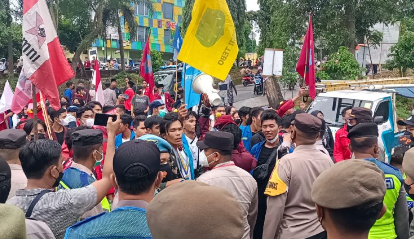 Puluhan Mahasiswa Demo di Depan Pasar Angso Duo, Ini Tuntutannya