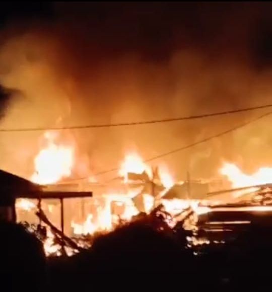 Breaking News! Kebakaran di Mendahara Tengah, 4 Rumah Ludes, 2 Rumah Dirobohkan