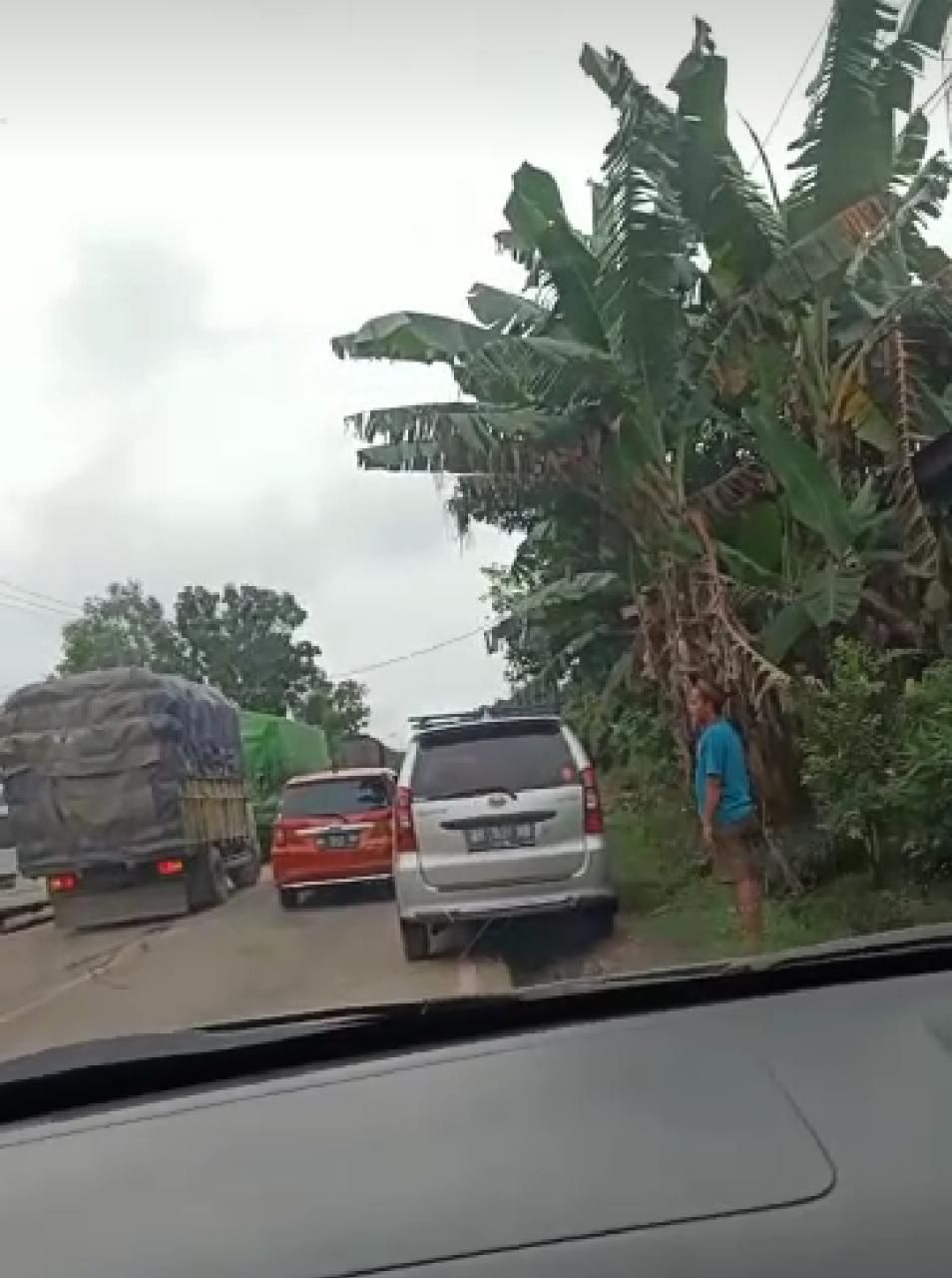 Pengendara Kesal, Antrean Panjang di Km 15 Jalan Jambi-Palembang, Ini Penyebabnya