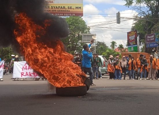 Aksi Tolak Tiga Periode di Jambi, Diwarnai dengan Aksi Bakar-Bakar