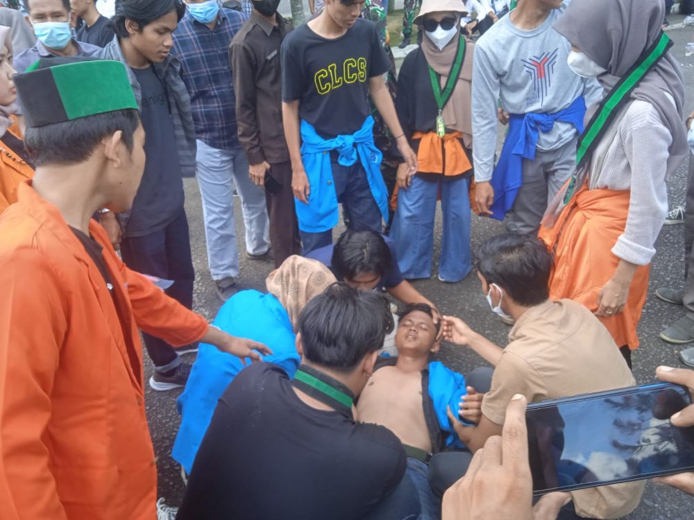 Aliansi Mahasiswa Jambi Saling Dorong dengan Aparat, Satu Orang Semaput