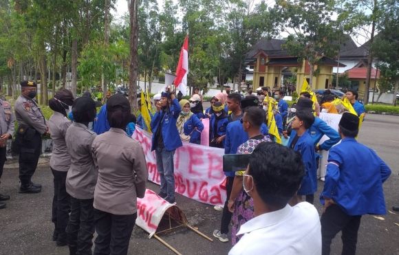 Ingatkan Pemerintah, Mahasiswa di Tebo Bawa Keranda Dalam Aksi Unjuk Rasa