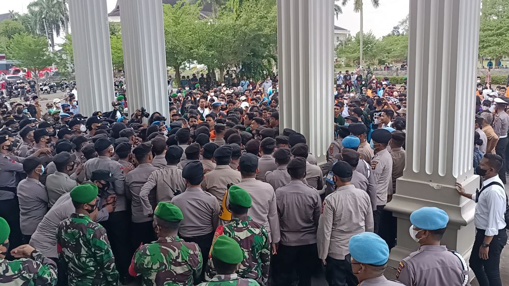 Demo Mahasiswa di DPRD Provinsi Jambi Alot: Ricuh, Massa Minta Masuk