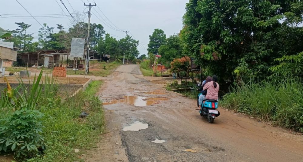 Jalan Rusak dan Berlubang di Mayang Mangurai Dikeluhkan Warga