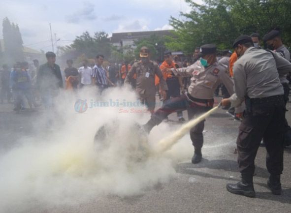 Ada Satu Ledakan, Unjuk Rasa Sempat Terhenti Beberapa Menit, Ternyata Ini Sumber Ledakannya