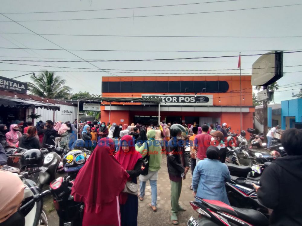 Antre BLT Minyak Goreng, Ratusan Warga Jambi Serbu Kantor Pos Sejak Subuh