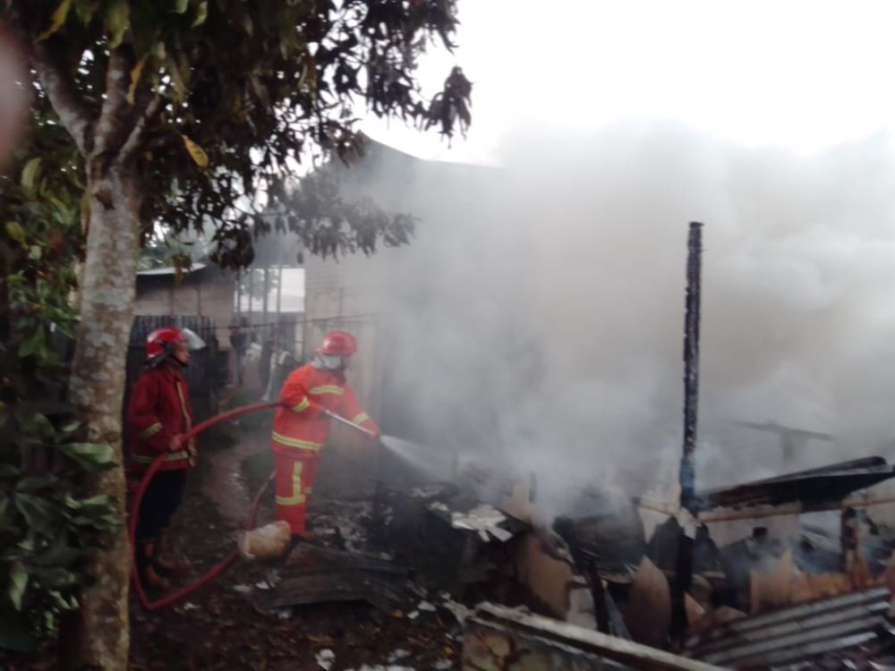 Rumah Warga di Paal Merah Terbakar, Api Diduga Berasal dari Kompor