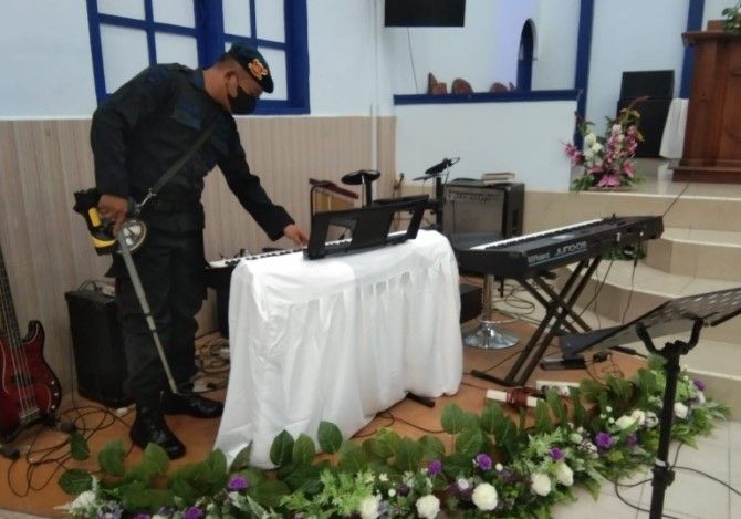 Jelang Ibadah Jum’at Agung, Tim Gegana Satbrimobda Jambi Strerilisasi Gereja di Kota Jambi