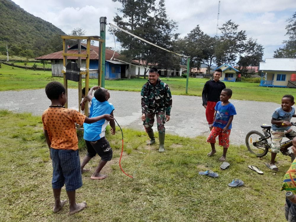 Senyum Keceriaan Anak-Anak di Perbatasan Papua bersama Satgas Pamtas Yonif Raider 142/KJ  