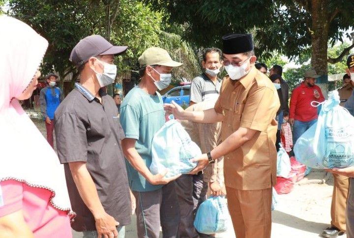 Bupati Tanjab Barat Serahkan Bantuan Korban Banjir di Kecamatan Betara