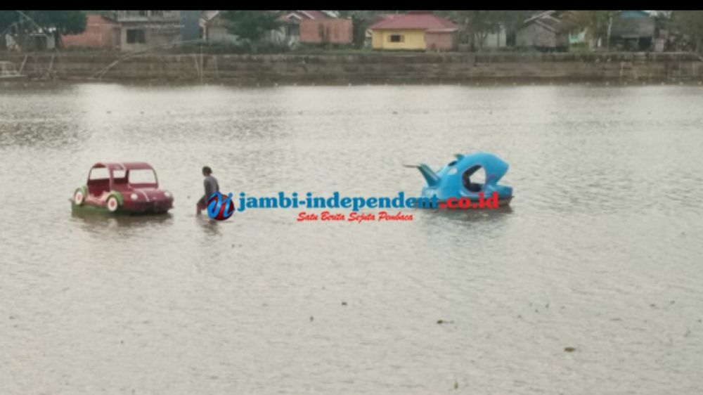 Kejadian Langka dan Unik, Kini Bisa Jalan-Jalan di Tengah Danau Sipin