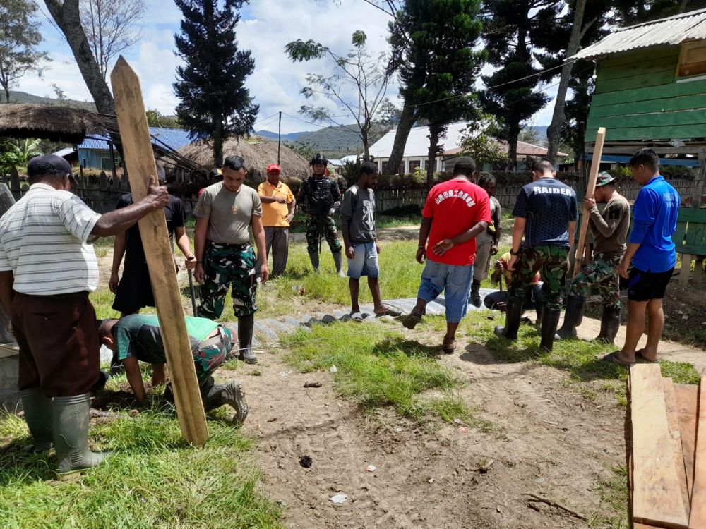 Pos Bolakme Yonif Raider 142 Bersama Masyarakat Papua Pasang 'Pagar Hidup'