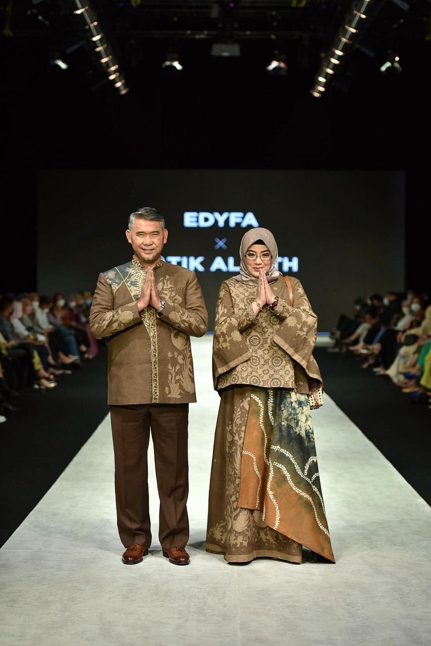 Dukung Penuh IKM Jambi, Fasha Melenggang di Indonesia Fashion Week