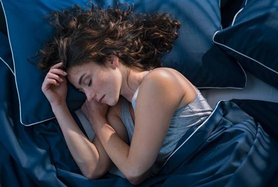 Tips Tidur Nyenyak di Malam Hari dengan Konsumsi 3 Teh Herbal