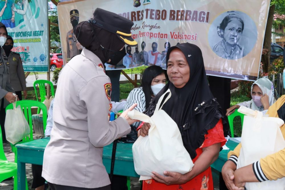 Sambut Hari Kartini, Kapolres Tebo Bersama Polwan Gelar Vaksinasi dan Bagi Sembako