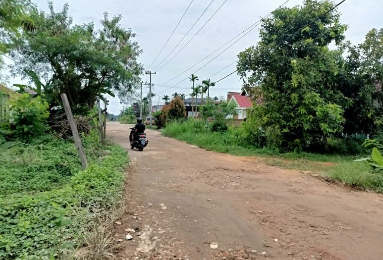 Jalan Rusak di RT 35 Kenali Besar, Warga: Musim Hujan Susah Dilewati