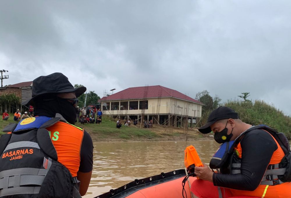 Selain Lakukan Penyisiran,Tim SAR Gunakan Sonar Untuk Cari Bocah Tenggelam di Sungai Batanghari