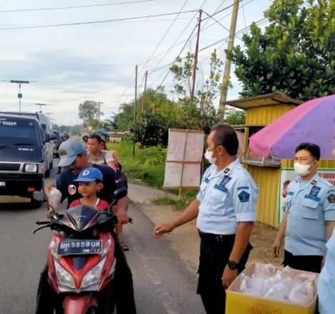 Lapas Kelas IIB Muara Bungo Bagikan Takjil Gratis Bagi Masyarakat