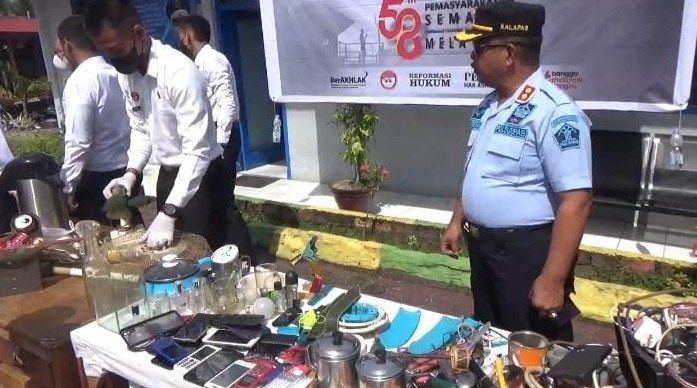 Petugas Lapas Kelas II A Jambi Razia Blok Hunian Warga Binaan, 80 Barang Terlarang Diamankan