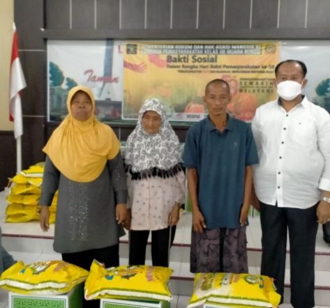 Lapas Bungo Serahkan Bantuan Sembako Kepada Masyarakat dan Petugas Kebersihan