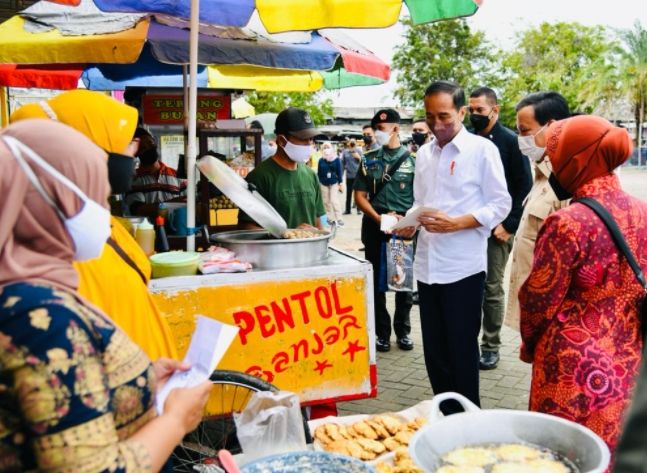 Salurkan Bansos di Sumenep, Ini Kata Presiden Jokowi Soal BLT Minyak Goreng