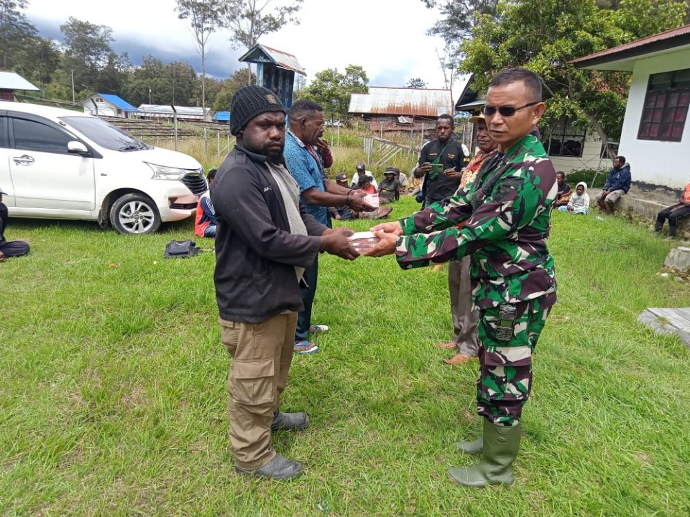 Hadiri Penyerahan BLT di Distrik Bolakme, Satgas Yonif Raider 142: Manfaatkan dengan Baik      