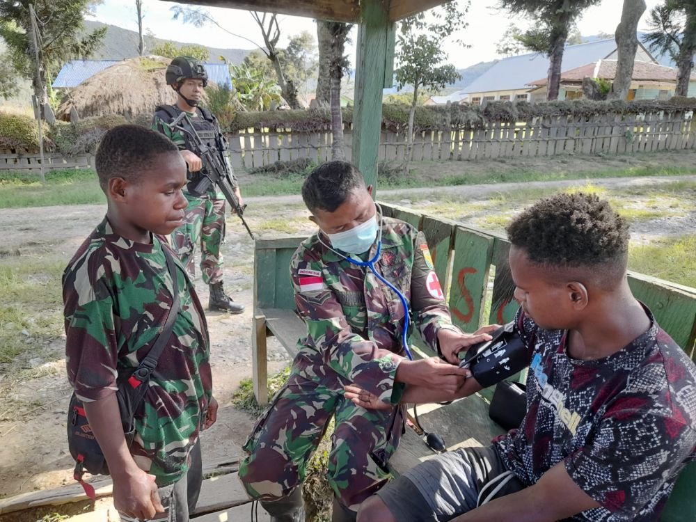 Sabtu Sehat Untuk Warga Bolakme Dari Pos Satgas Pamtas RI-PNG Yonif Raider 142