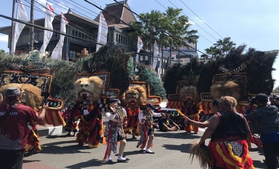 Sesalkan Sikap Pemerintah Lamban, Puluhan Seniman Tampilkan Aksi Reog di Depan DPRD Jatim