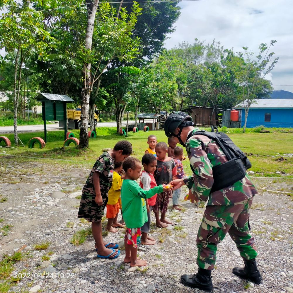 Anggota TNI Berbagi Keceriaan dan Senyum dengan Anak-Anak Papua