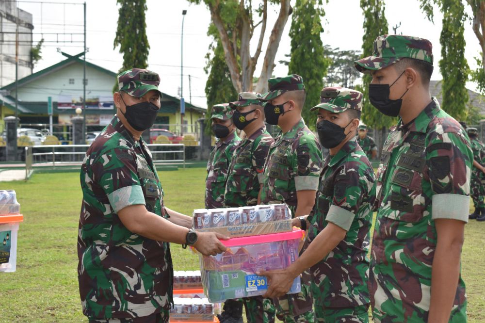 Sambut Hari Raya Idul Fitri, Korem 042/Gapu Bagikan Bingkisan Lebaran untuk Prajurit dan PNS