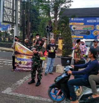 Gerakan Peduli Babinsa Koramil 09/Tp Bagikan Takjir Kepada Pengguna Jalan