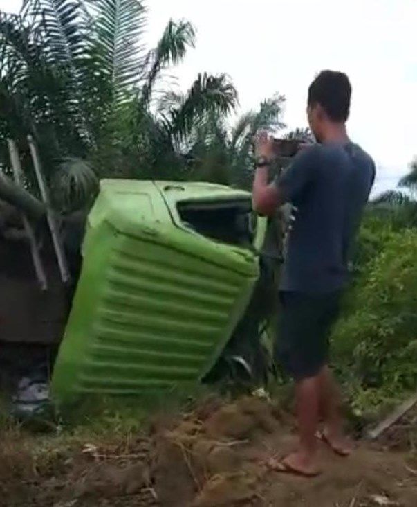 Rem Blong, Truk CPO Terbalik dan Hantam Tiang Listrik di Muarabulian