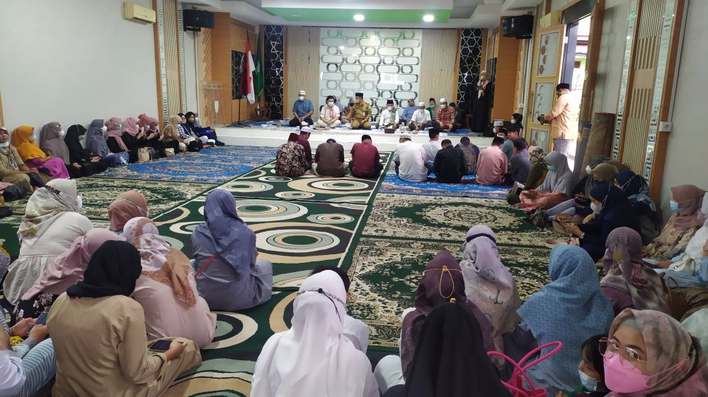 Wawako Maulana Jalin Silaturahmi dan Berbagi Tali Asih dengan Karyawan dan Staf