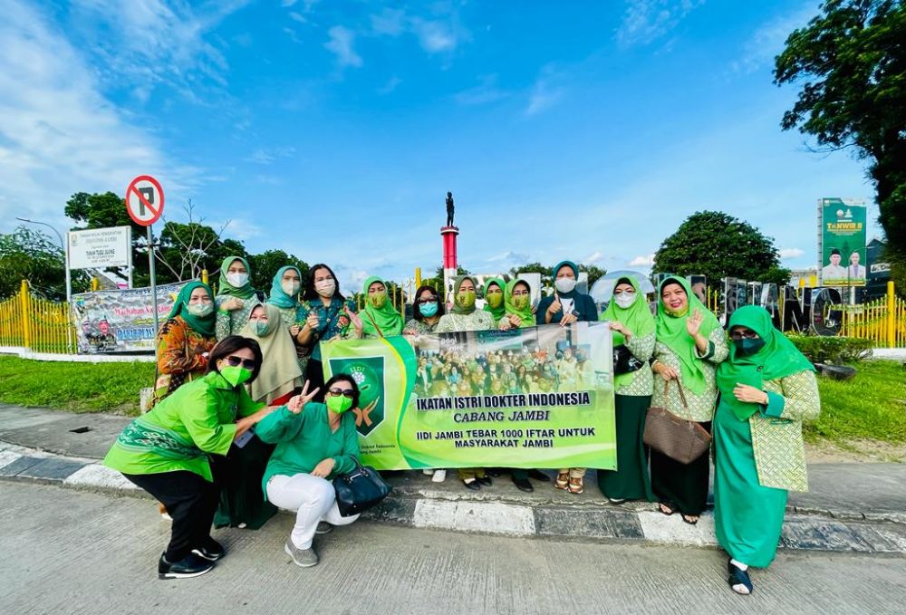 IIDI Cabang Jambi Gelar Bakti Sosial, Bagikan Nasi Kotak Kepada Pengendara