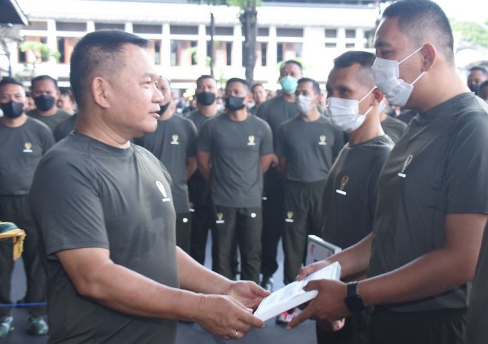 Jenderal Dudung Kasih Susu Serdadu ke Prajurit TNI AD