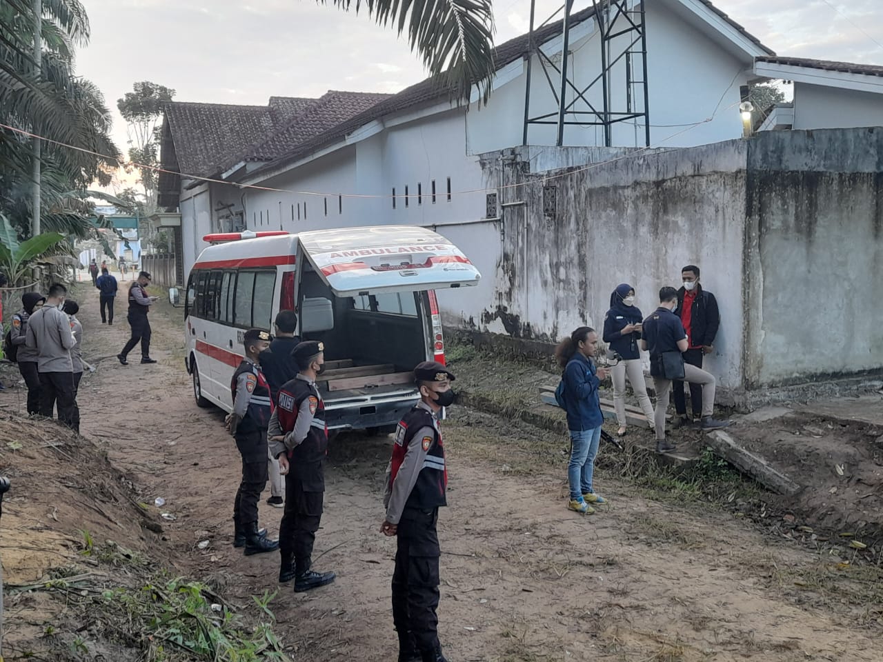 Mobil Ambulance Sudah Tiba, Areal Makam Brigadir J Dijaga Ketat Pihak Kepolisian Jelang Autopsi Ulang
