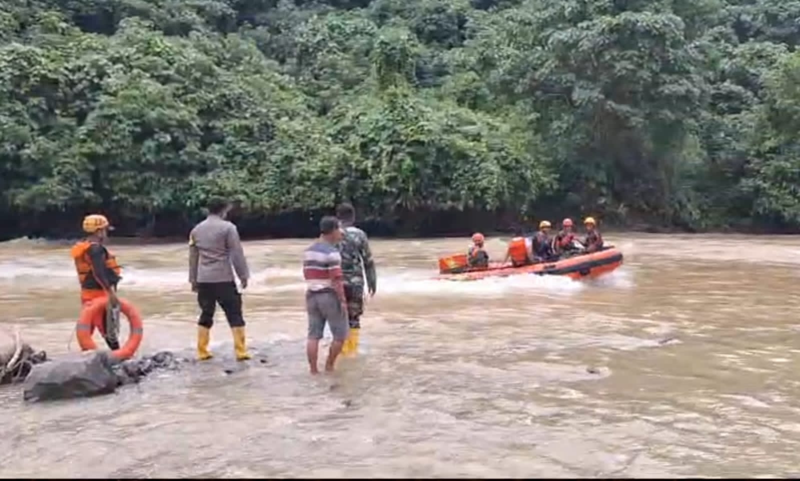 Perahu Terbalik saat Cari Korban Hanyut di Sungai Batang Merangin, Anggota Basarnas Kerinci Hanyut