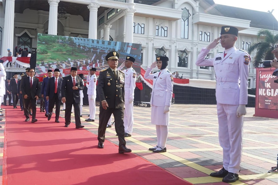 Danrem 042/Gapu Ikuti Upacara Penaikan Bendera Merah Putih HUT ke-80 RI di Kantor Gubernur Jambi