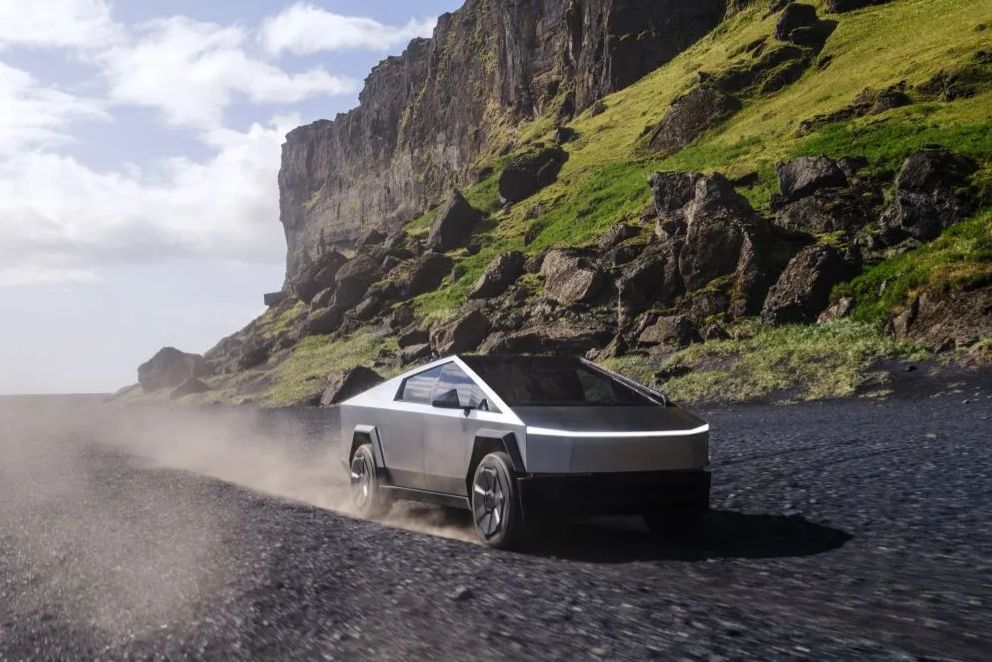 Tesla Tarik 6.197 Unit Cybertruck Foundation Series Akibat Masalah Lampu Depan