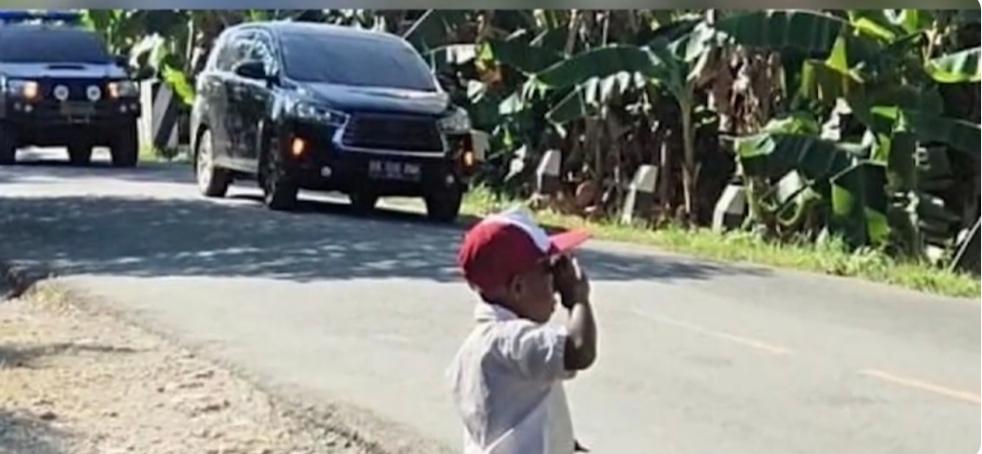 Siswa SD di Papua Jadi Warga Kehormatan TNI, Viral di Medsos karena Beri Hormat Pada Rombongan Presiden