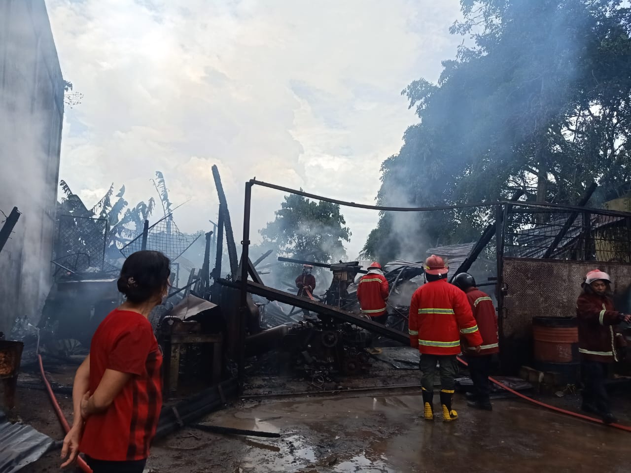 BREAKING NEWS: Bengkel Las di Kasang Kota Jambi Kebakaran, Ini Penyebabnya 